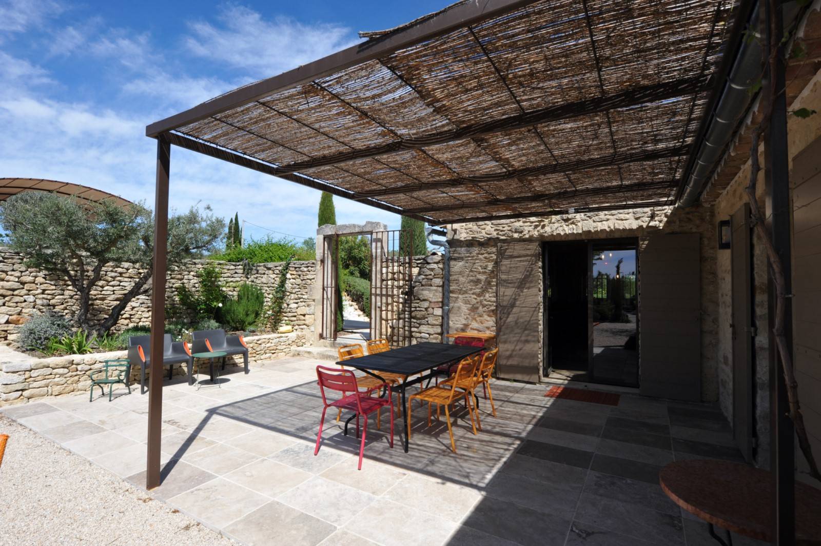 Location authentique Mas Provençal entouré de vignes et de lavandes à Gordes   