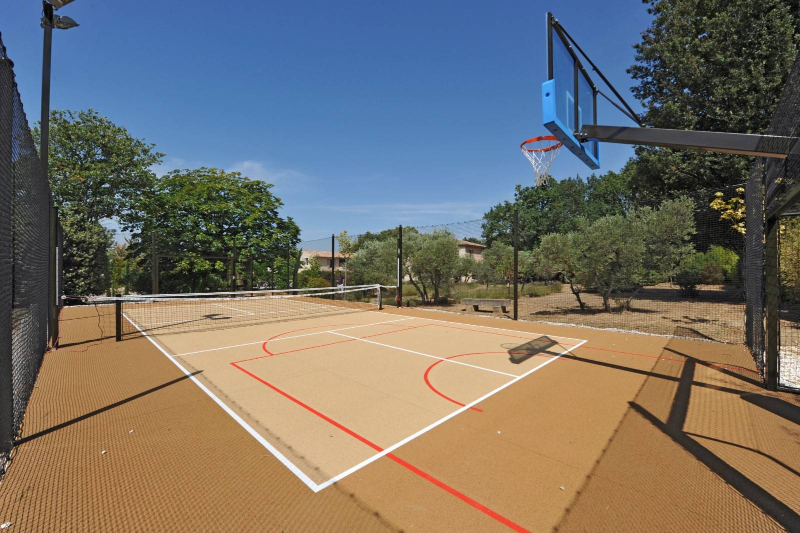 Location avec terrain de tennis