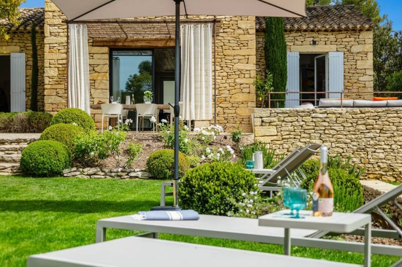 À louer à quelques minutes à pied du centre de Gordes maison en pierre de cinq chambres avec Bastidon, piscine et vue.