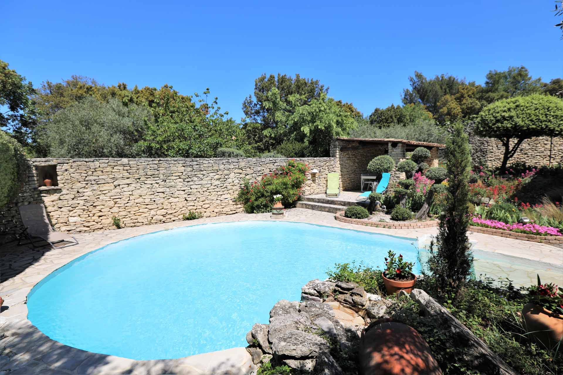 Maison avec jardin et piscine au cœur du village de Gordes   