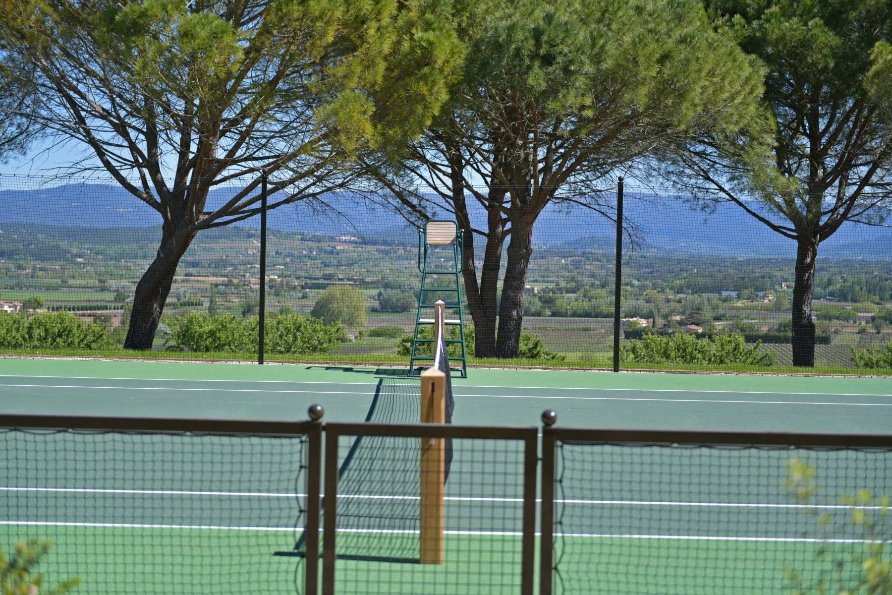 Court de Tennis sous les pins