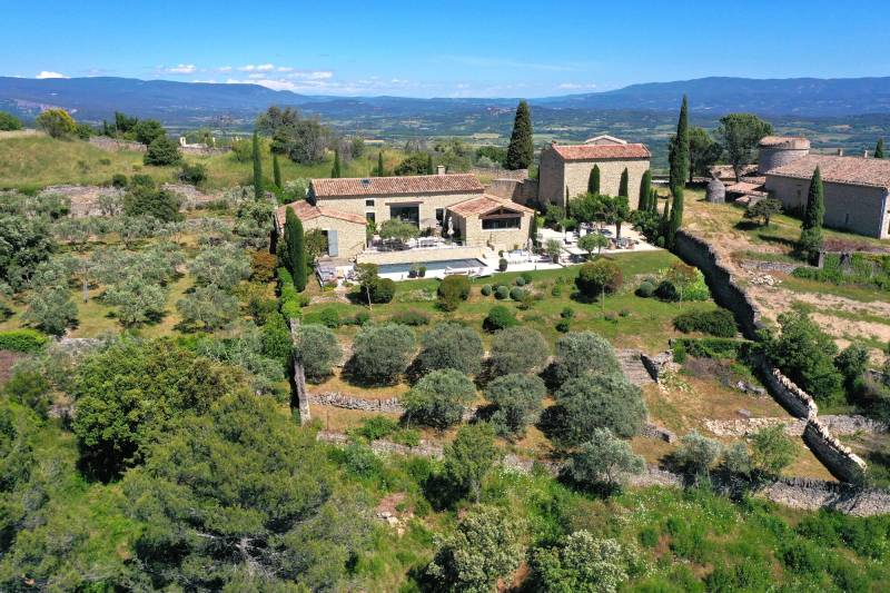 Charmante maison en pierres avec l'une des vues les plus époustouflante de Gordes, accès au village à pied.