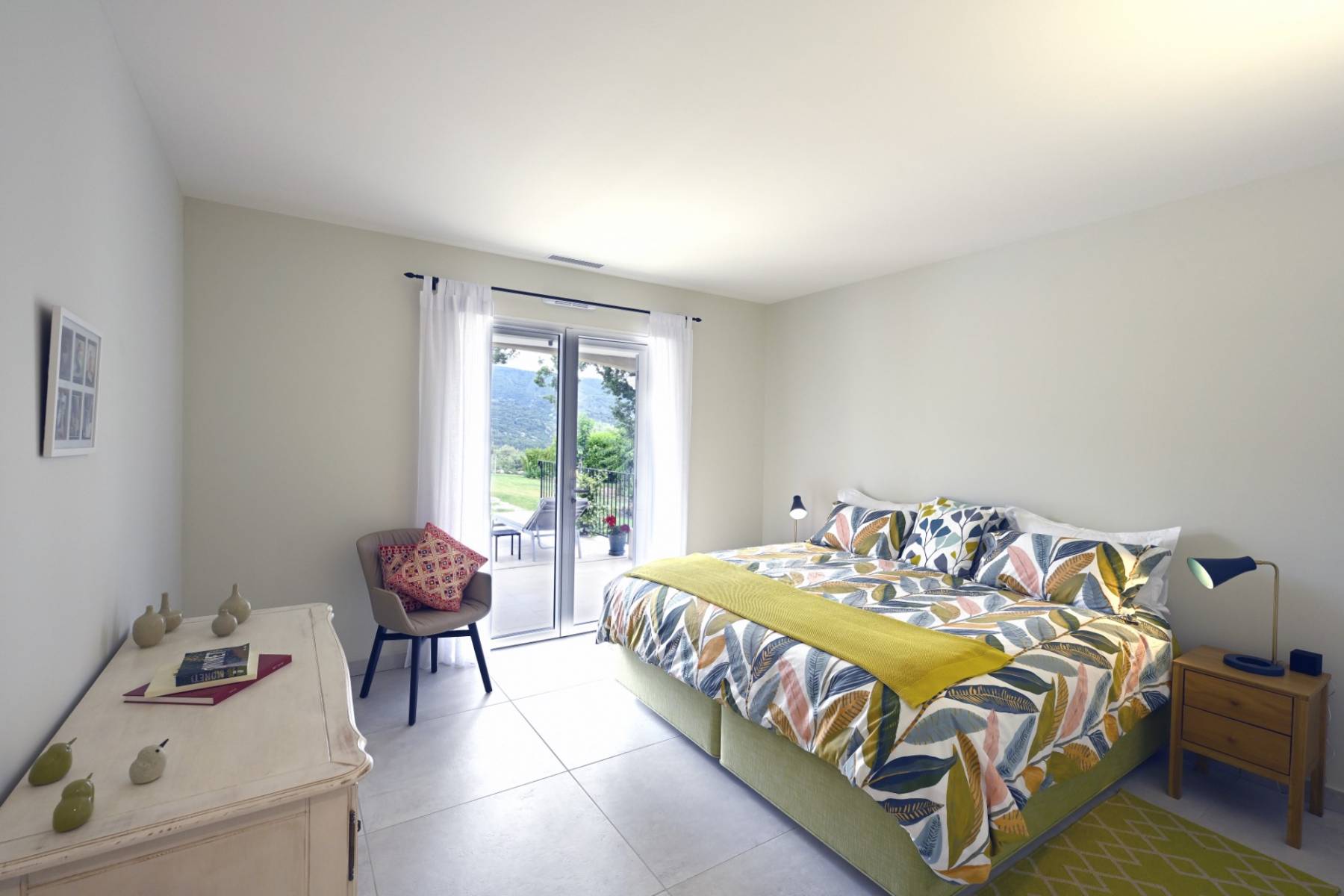 Location Ménerbes : propriété contemporaine en position dominante face au Luberon   