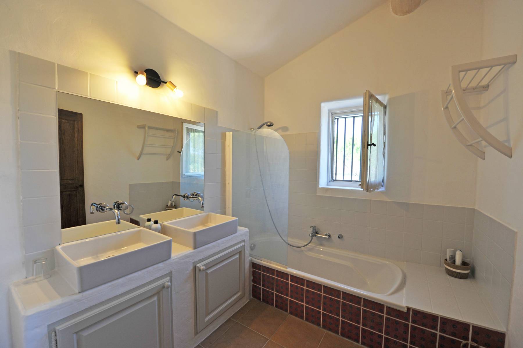 Location belle maison de vacances avec grande piscine et studio indépendant à Gordes    
