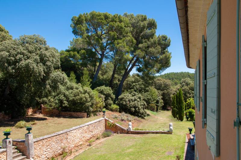 À louer à Rustrel grande Bastide Provençale avec piscine jusqu’à 28 personnes pour des vacances natures et authentiques.
