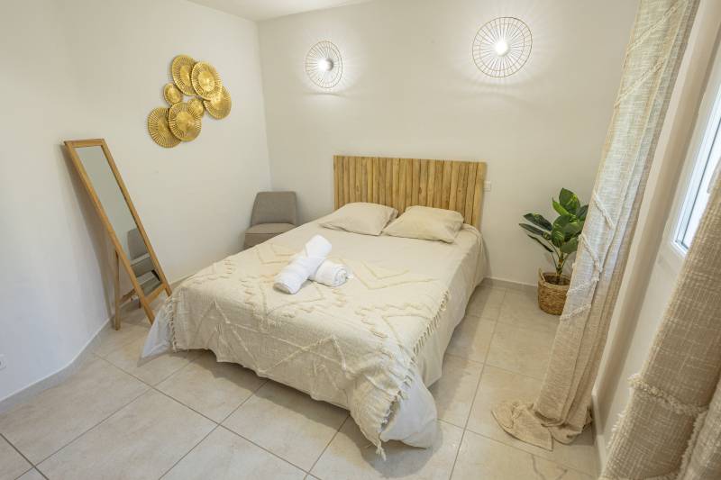 Pour vos vacances en Luberon, villa Provençale de cinq chambres avec piscine, jacuzzi et ping-pong pour 13 personnes.