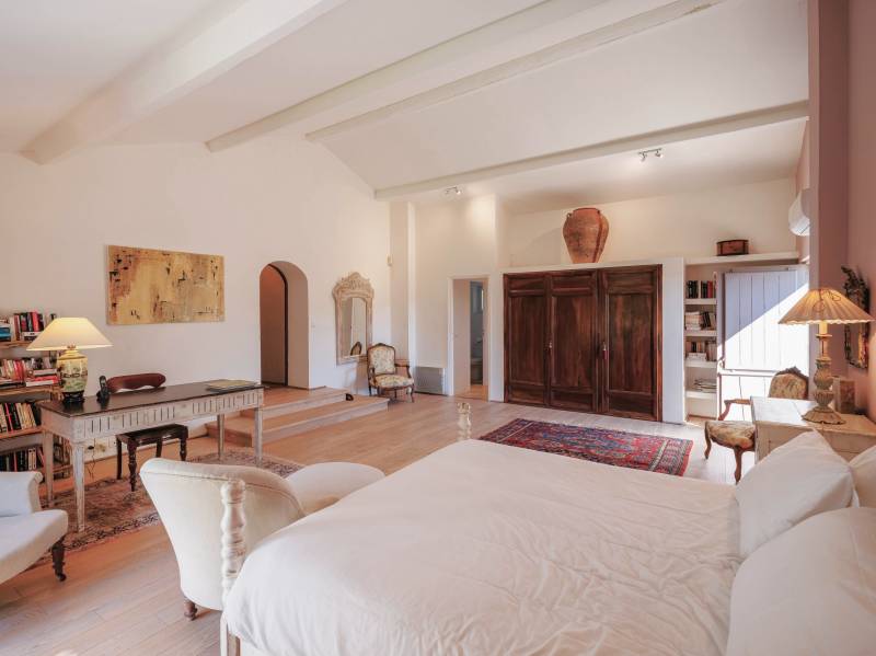 À louer au pied de Gordes, superbe Mas rénové dans un environnement très calme avec piscine, cuisine d’été et terrain de tennis.