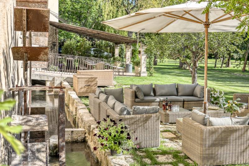 À louer proche de l’Isle sur la Sorgue, Mas superbement rénové avec prestations haut de gamme, 11 chambres, piscine et en bord de Sorgue.