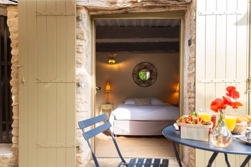 À louer proche de Gordes, superbe Hameau rénové de huit chambres avec piscine, orangeraie et vue sur le Luberon.