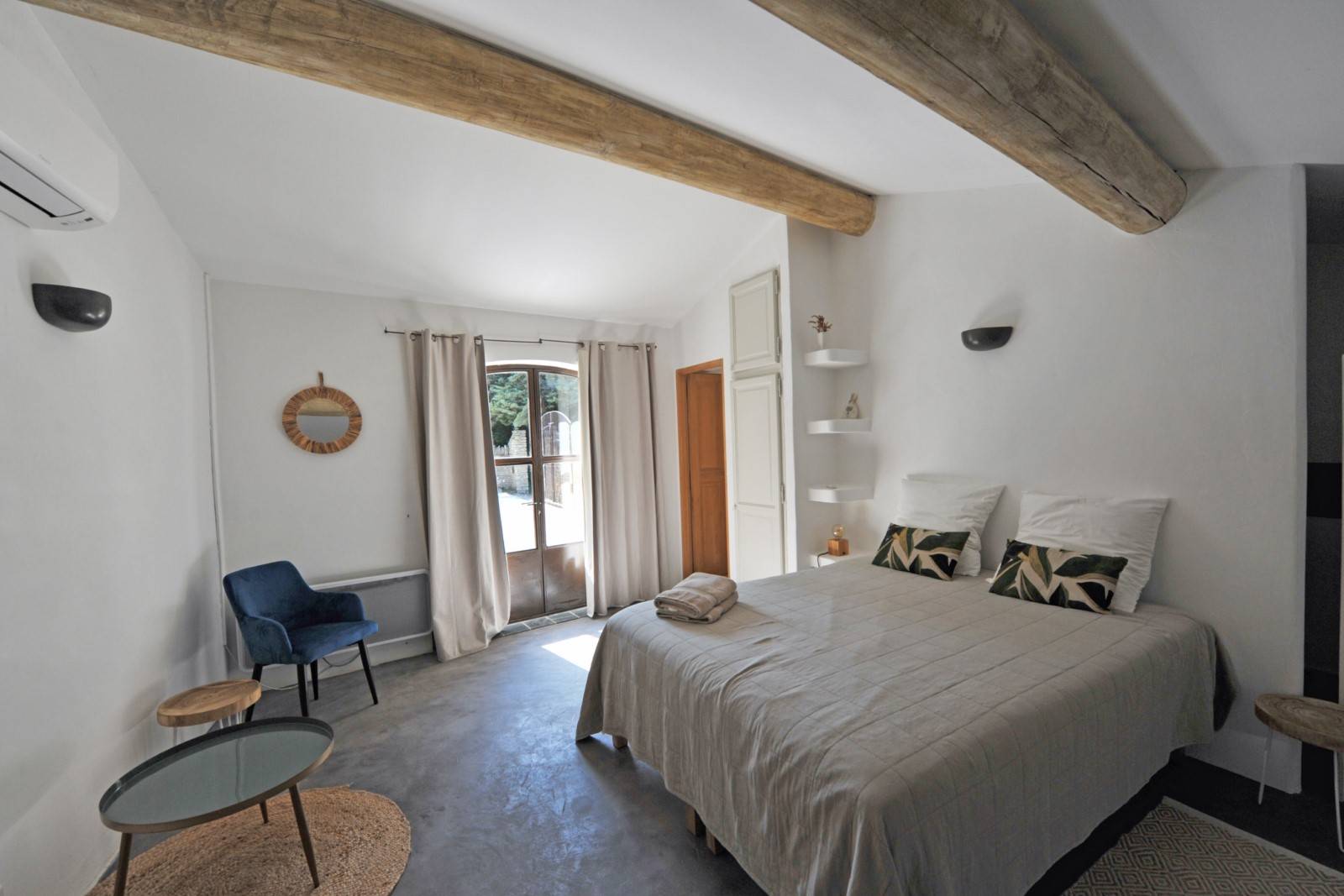 Location belle maison de vacances avec grande piscine et studio indépendant à Gordes    