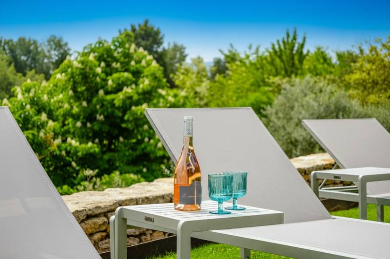 À louer à quelques minutes à pied du centre de Gordes maison en pierre de cinq chambres avec Bastidon, piscine et vue.