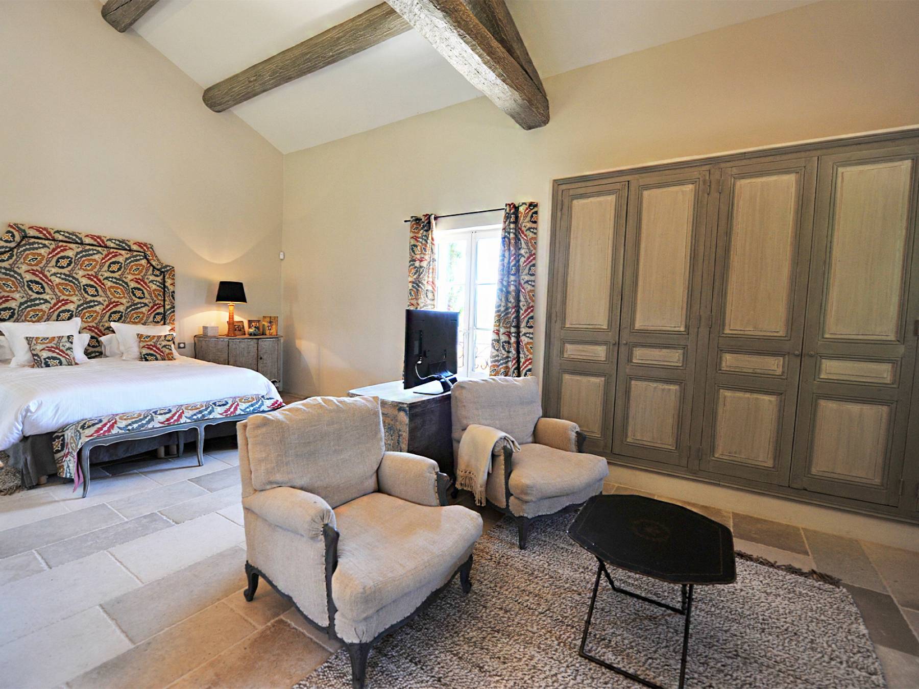Chambre parentale dans un  mas en pierres proche de Gordes