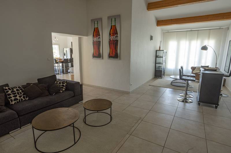 Pour vos vacances en Luberon, villa Provençale de cinq chambres avec piscine, jacuzzi et ping-pong pour 13 personnes.