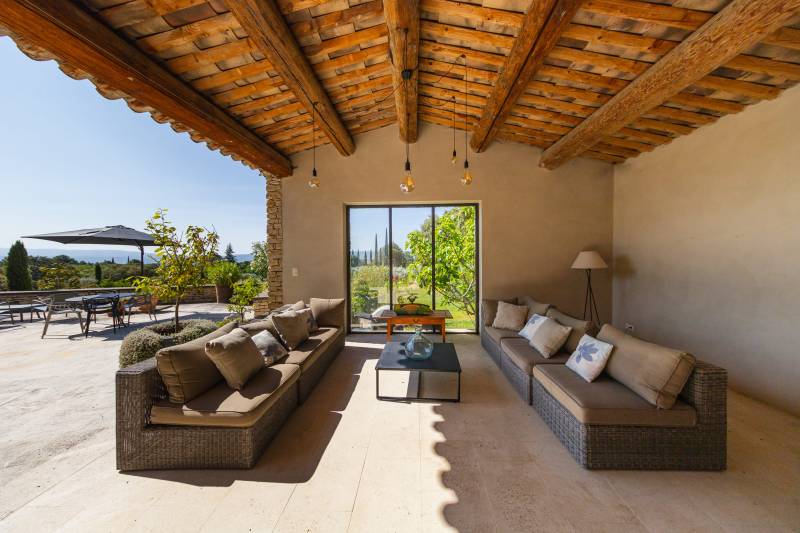 À louer à Gordes, maison de caractère en position dominante avec vue imprenable sur la vallée du Luberon, village à pied.
