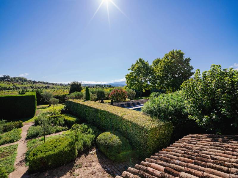 À louer au pied de Gordes, superbe Mas rénové dans un environnement très calme avec piscine, cuisine d’été et terrain de tennis.