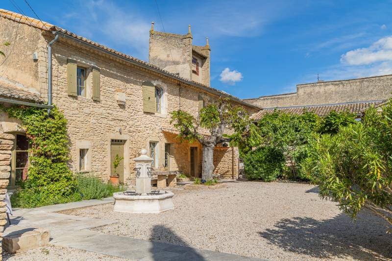 À louer proche de Gordes, superbe Hameau rénové de huit chambres avec piscine, orangeraie et vue sur le Luberon.