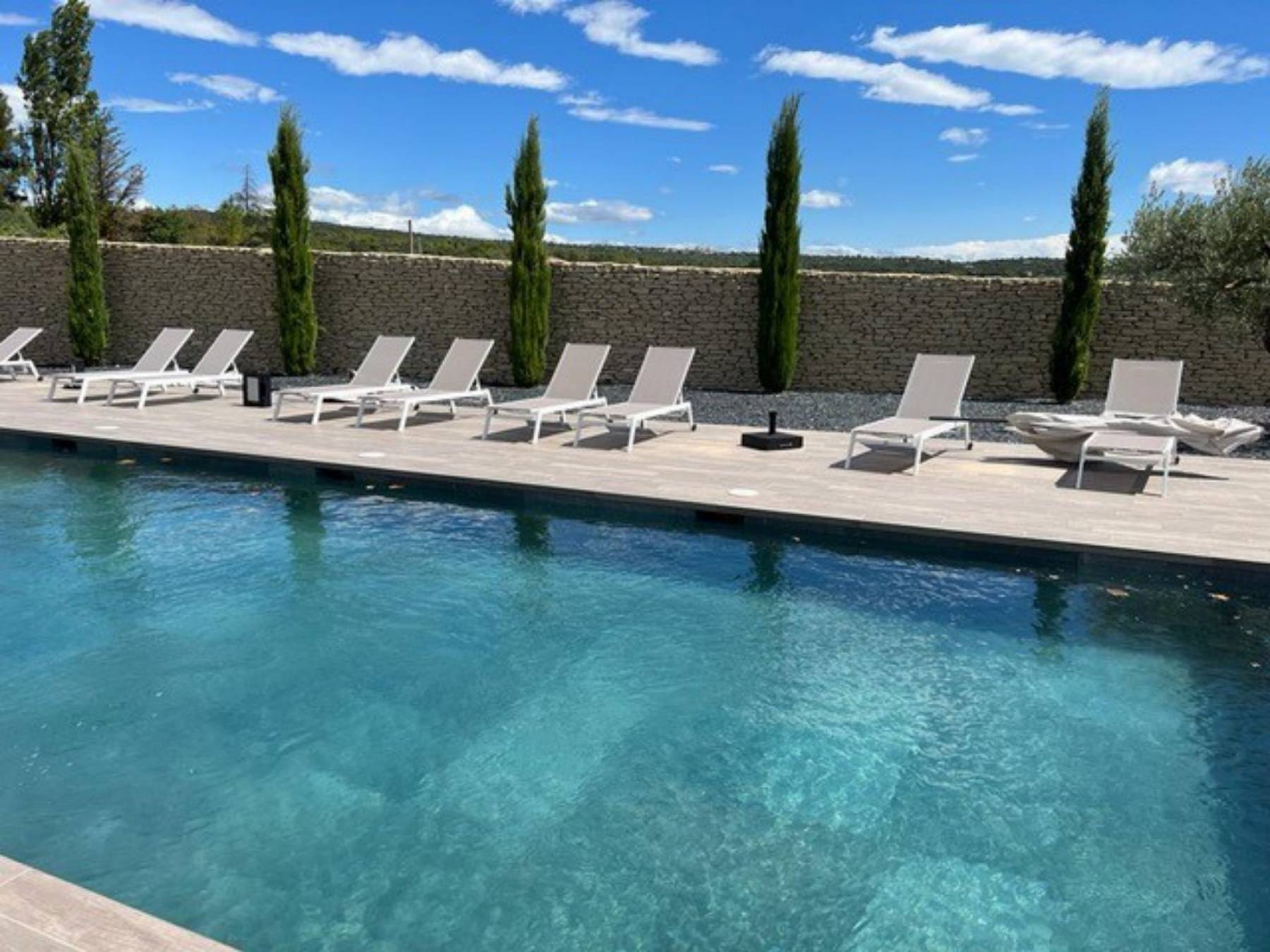 Location villa contemporaine avec piscine chauffée et pool-house    