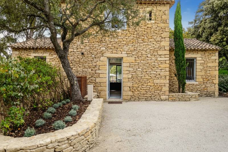 À louer à quelques minutes à pied du centre de Gordes maison en pierre de cinq chambres avec Bastidon, piscine et vue.