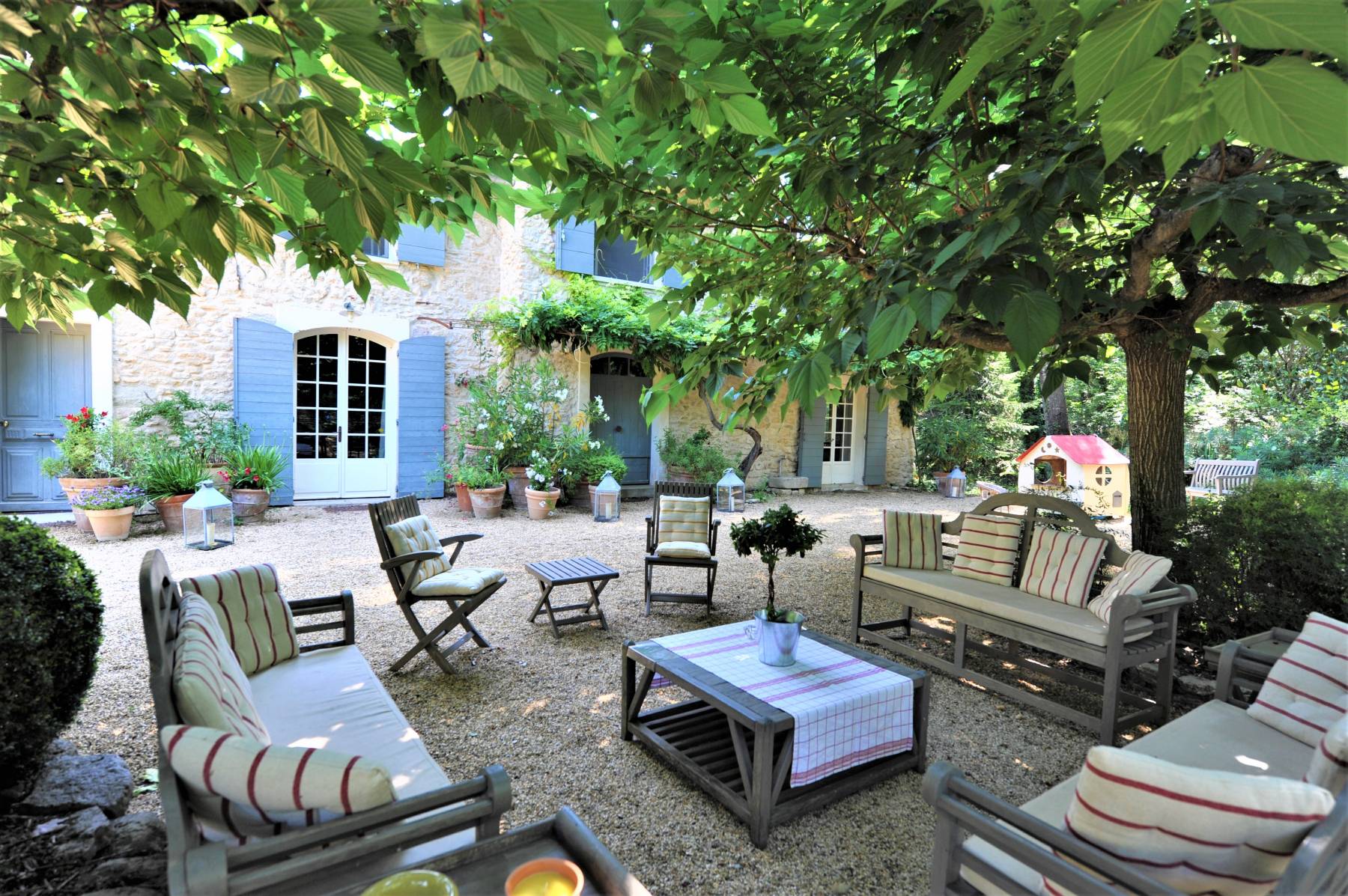 Location Mas traditionnel Provençal avec parc de 11 hectares, piscine et pool house    