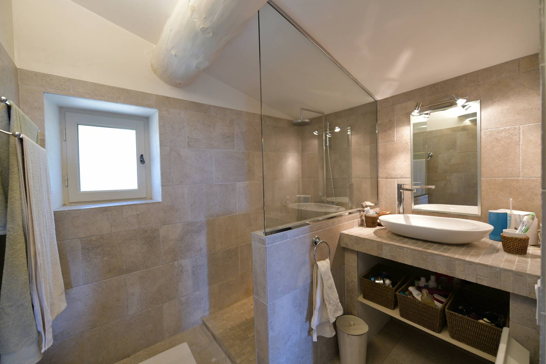 Location maison Provençale en pierres à Gordes avec immense piscine pour des vacances authentiques   