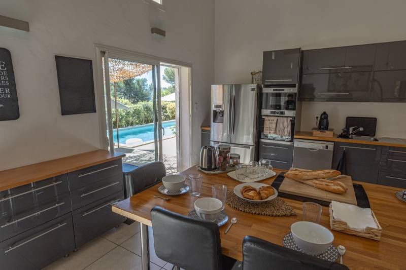 Pour vos vacances en Luberon, villa Provençale de cinq chambres avec piscine, jacuzzi et ping-pong pour 13 personnes.