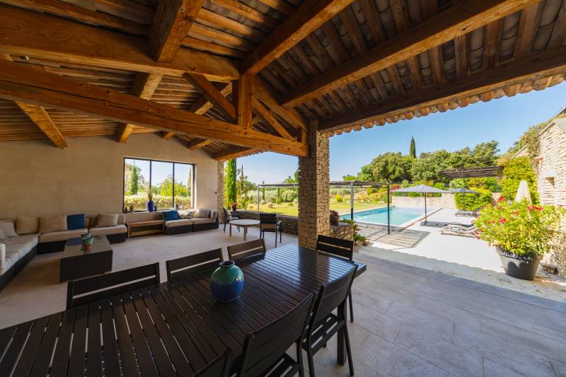 À louer à Gordes, maison de caractère en position dominante avec vue imprenable sur la vallée du Luberon, village à pied.