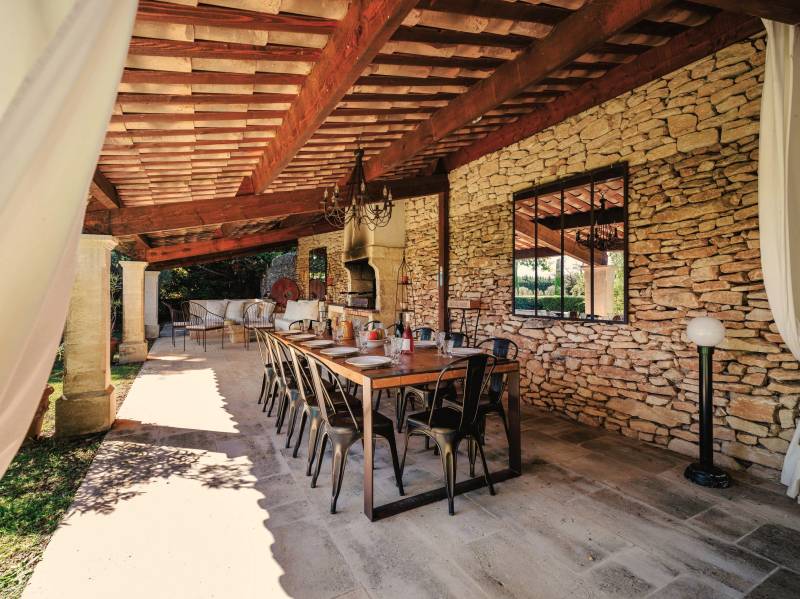À louer au pied de Gordes, superbe Mas rénové dans un environnement très calme avec piscine, cuisine d’été et terrain de tennis.