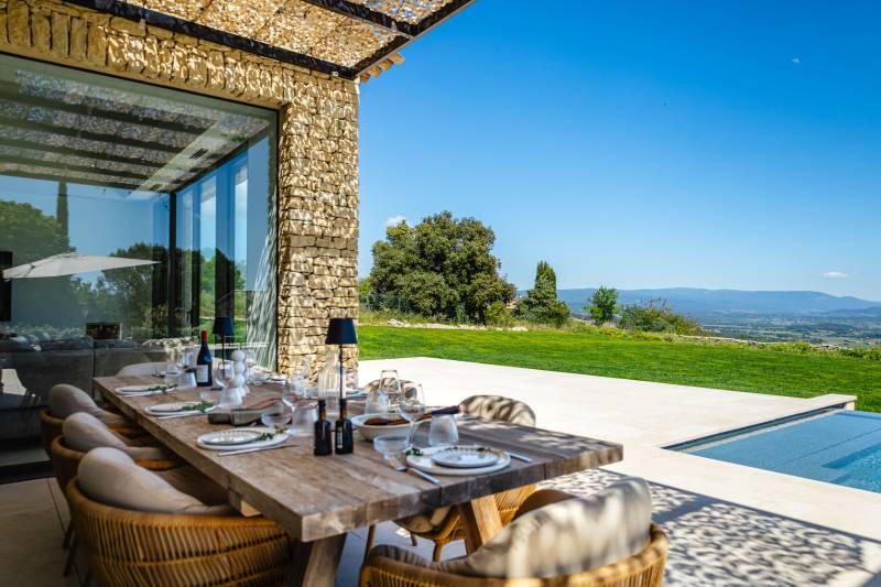 À quelques minutes à pied du cœur de Gordes, maison contemporaine à louer avec une vue époustouflante sur la vallée du Luberon.