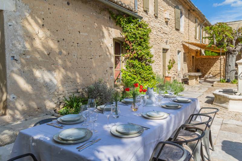 À louer proche de Gordes, superbe Hameau rénové de huit chambres avec piscine, orangeraie et vue sur le Luberon.
