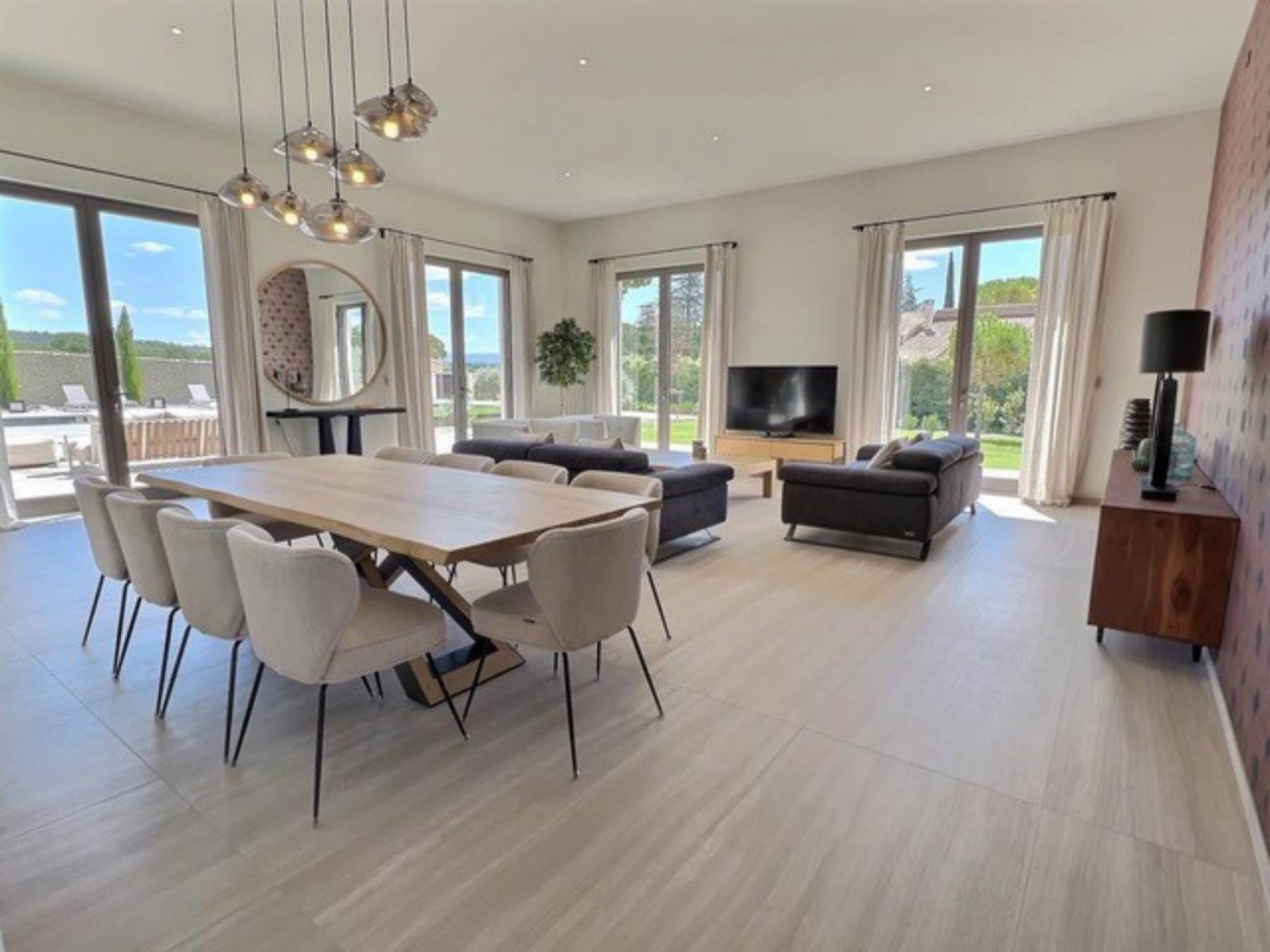 Location villa contemporaine avec piscine chauffée et pool-house    