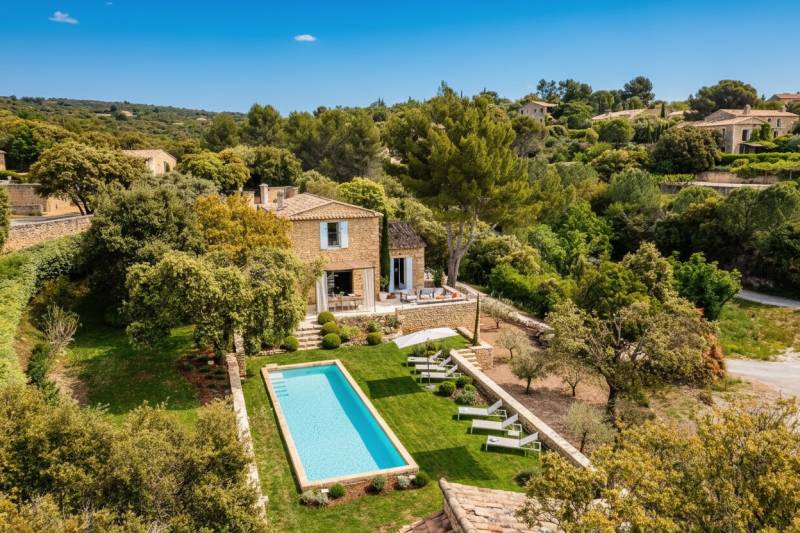 À louer à quelques minutes à pied du centre de Gordes maison en pierre de cinq chambres avec Bastidon, piscine et vue.