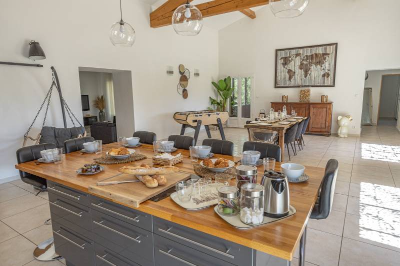 Pour vos vacances en Luberon, villa Provençale de cinq chambres avec piscine, jacuzzi et ping-pong pour 13 personnes.