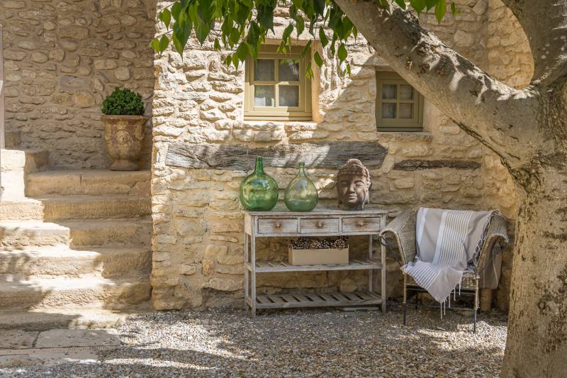 À louer proche de Gordes, superbe Hameau rénové de huit chambres avec piscine, orangeraie et vue sur le Luberon.
