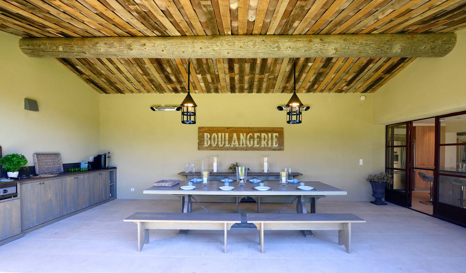 Location superbe domaine à Gordes au milieu d’un parc arboré avec piscine et terrain multisport   