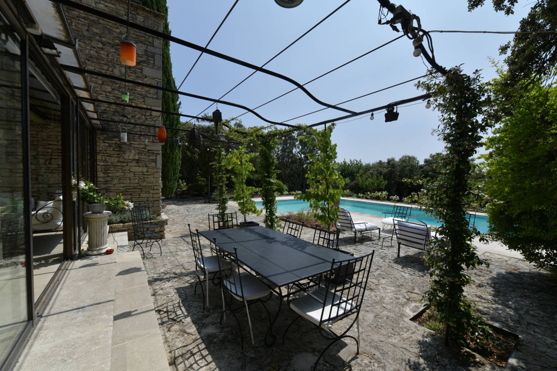 Location maison Provençale en pierres à Gordes avec immense piscine pour des vacances authentiques   