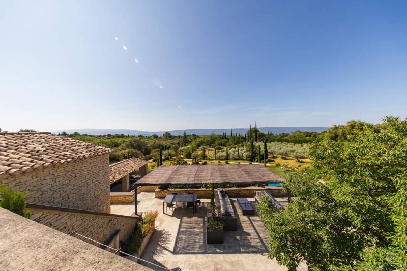 À louer à Gordes, maison de caractère en position dominante avec vue imprenable sur la vallée du Luberon, village à pied.