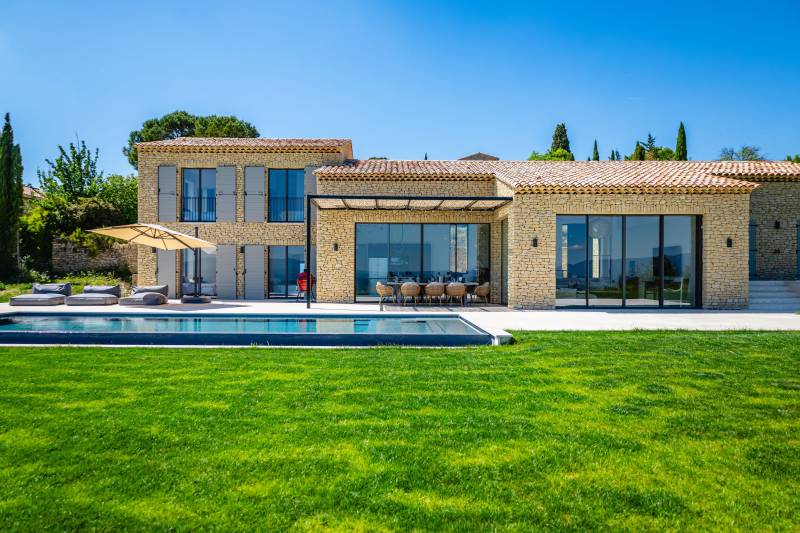 À quelques minutes à pied du cœur de Gordes, maison contemporaine à louer avec une vue époustouflante sur la vallée du Luberon.