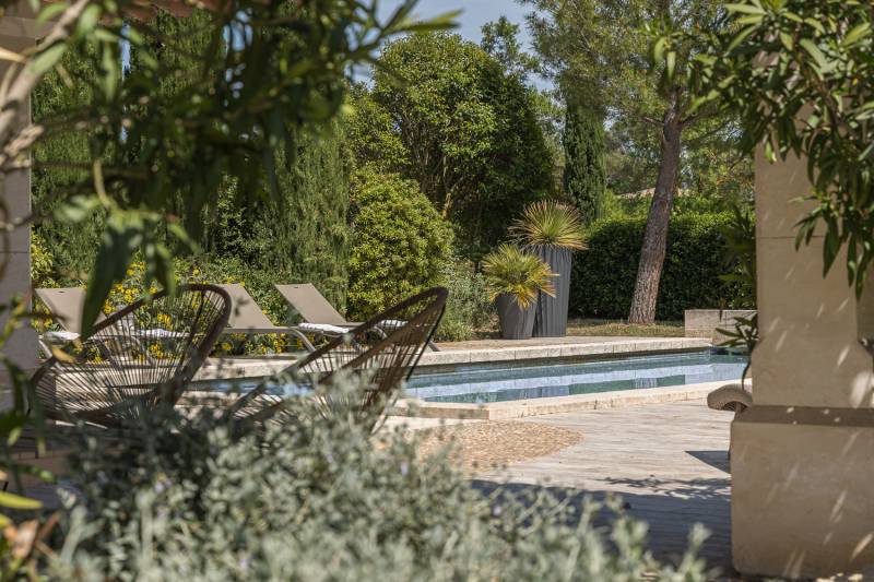 À louer proche de Gordes, superbe Hameau rénové de huit chambres avec piscine, orangeraie et vue sur le Luberon.