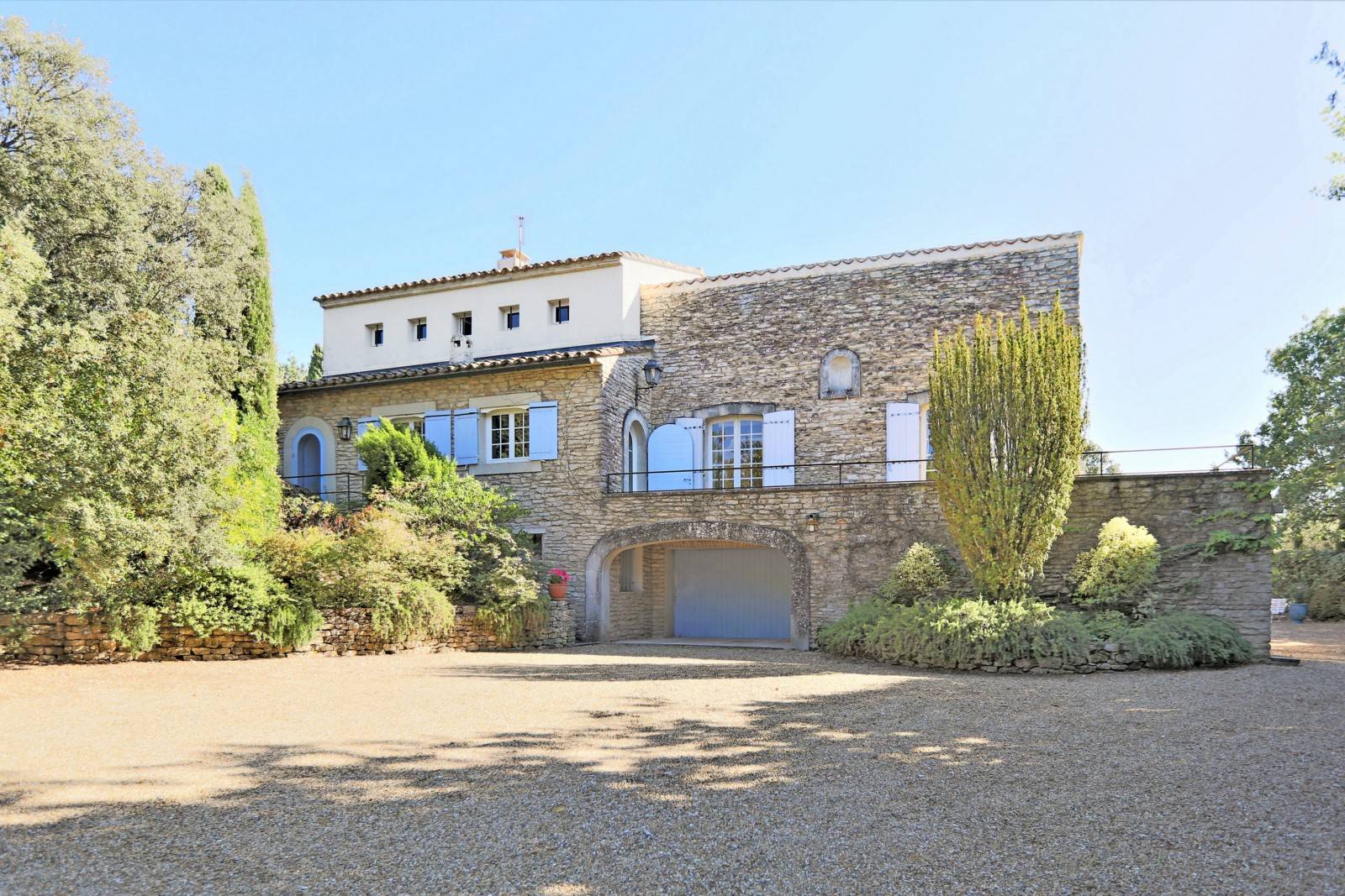 Location Bonnieux : superbe maison en pierre dans un environnement calme   