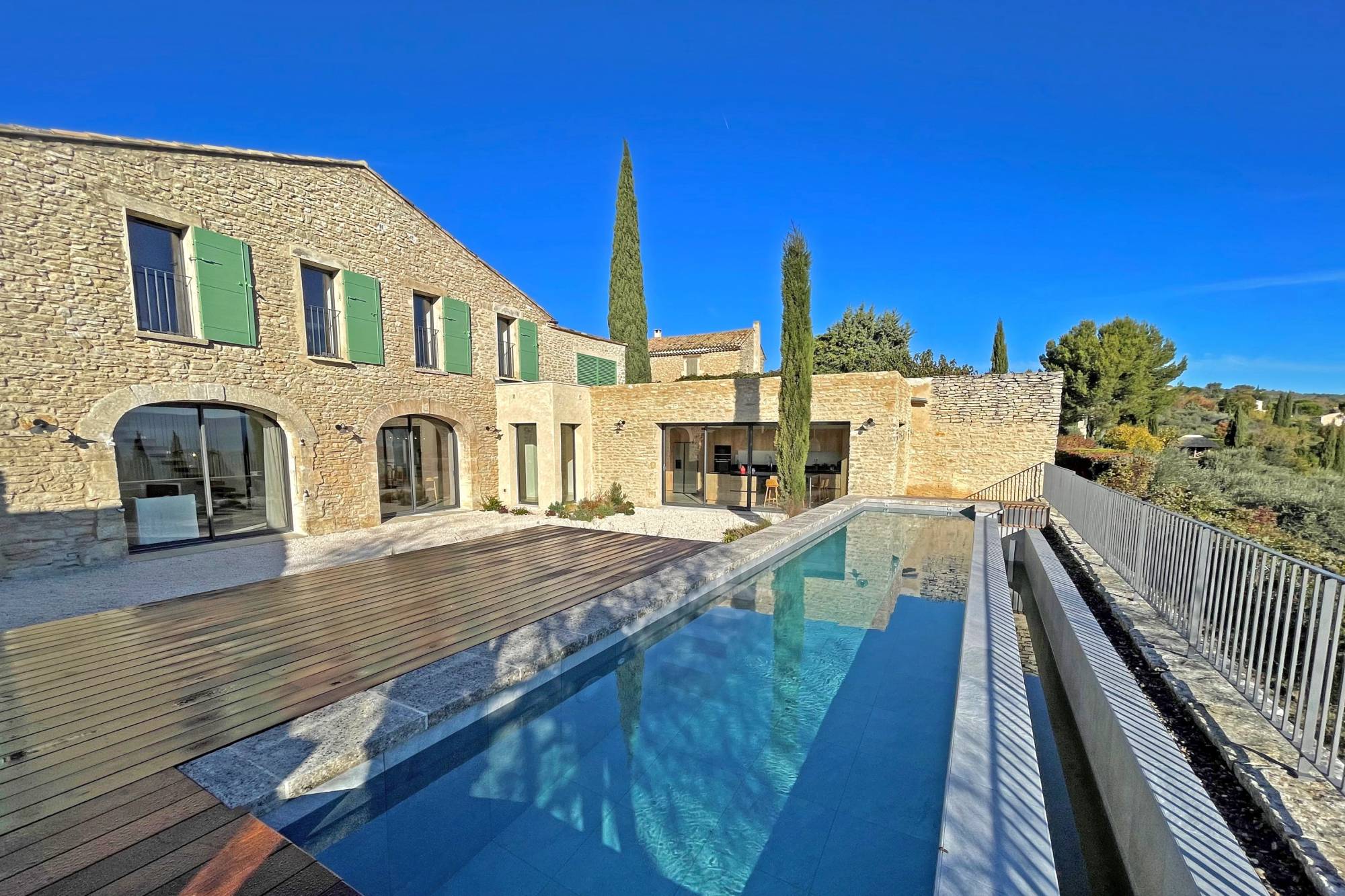 Gordes, au centre du village, maison rénovée avec vues sur le Luberon.   