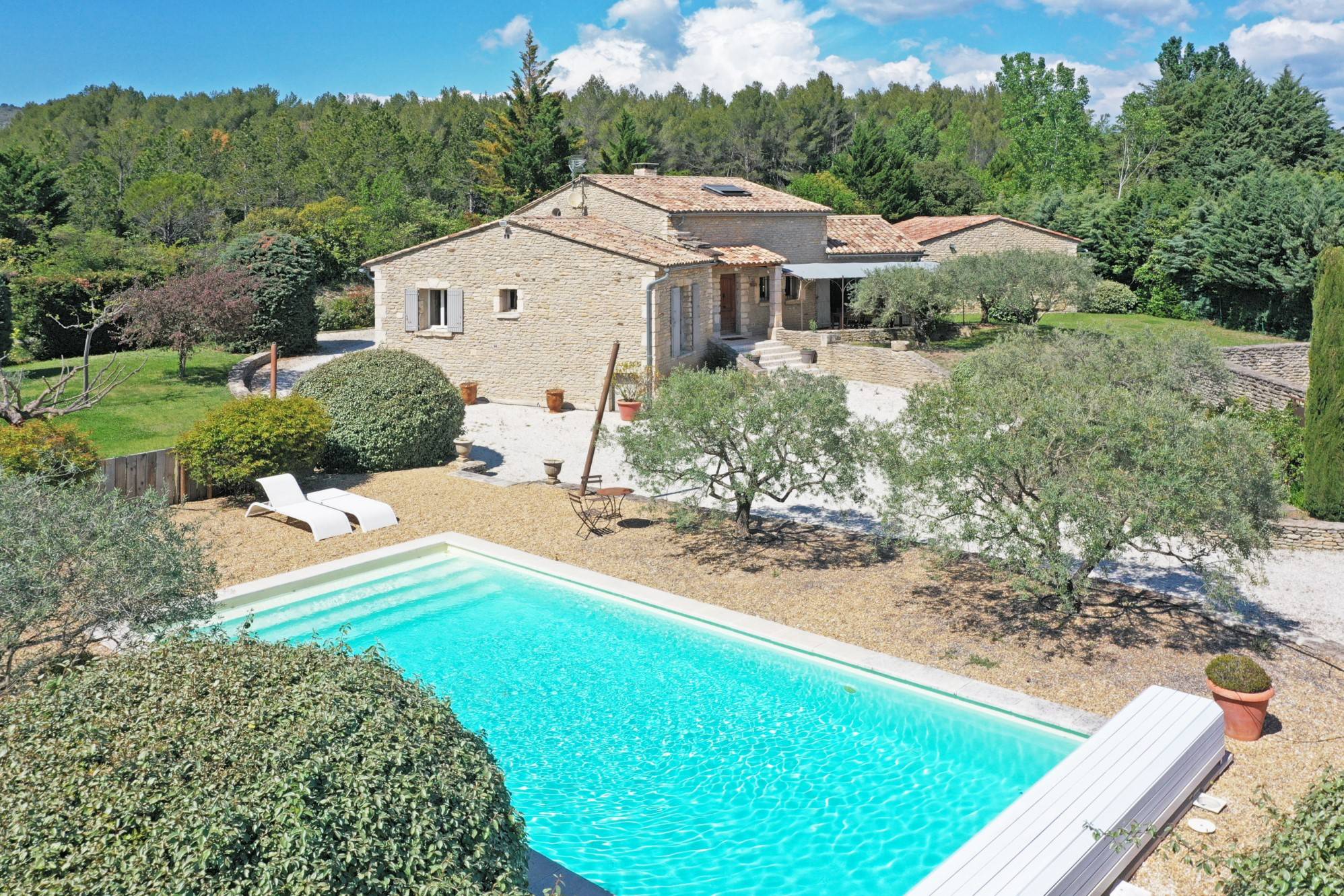 Gordes : maison en pierres avec piscine   