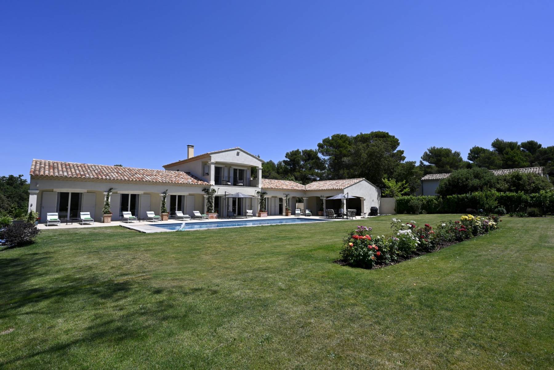 Location Ménerbes : propriété contemporaine en position dominante face au Luberon   