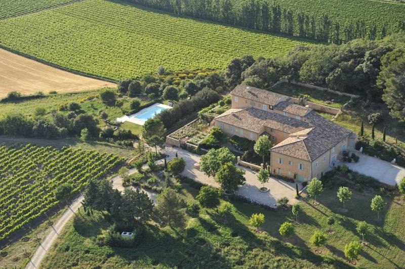 À louer à Rustrel grande Bastide Provençale avec piscine jusqu’à 28 personnes pour des vacances natures et authentiques.