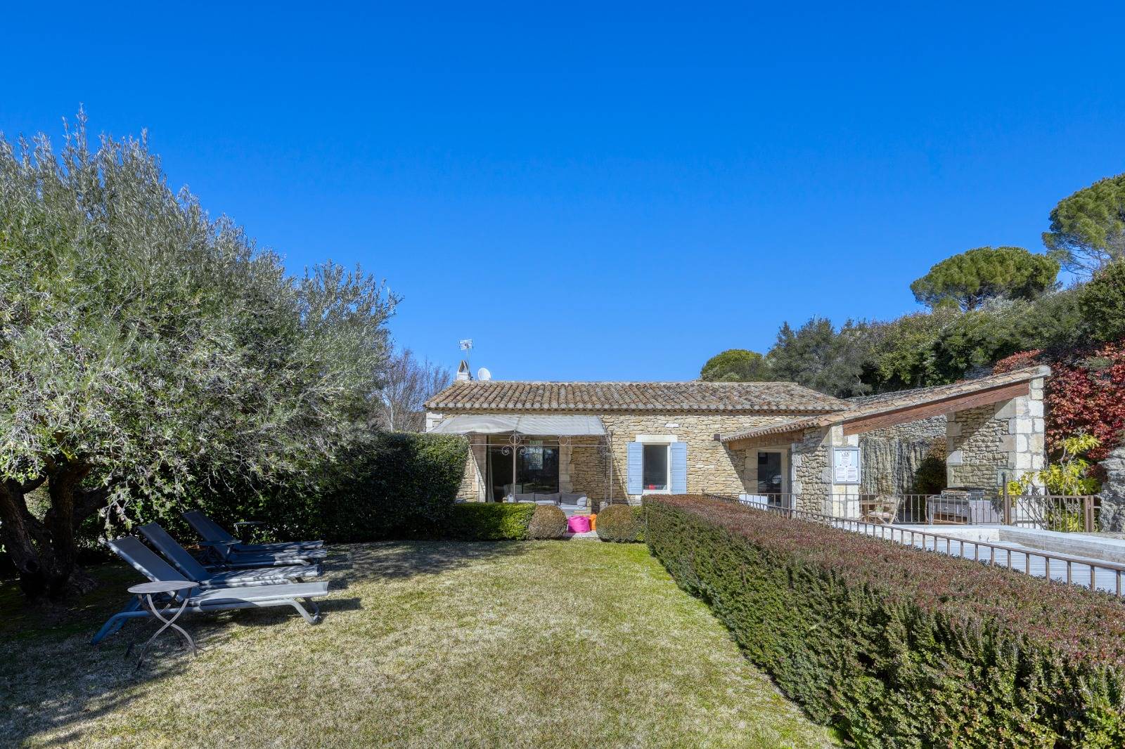Gordes : proche village maison en pierre avec vue   