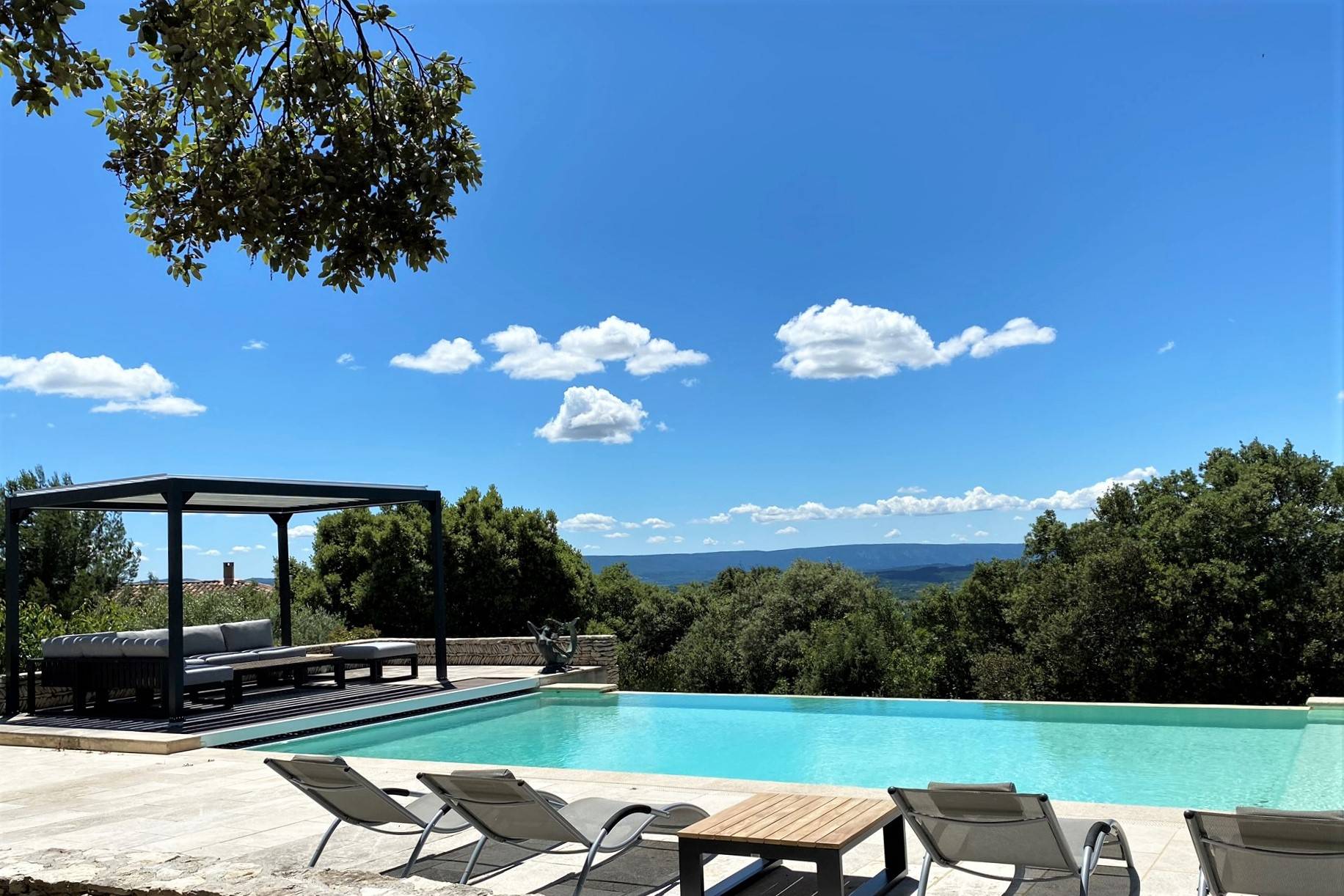 Location maison récente avec piscine chauffée et vue sur le Luberon et sa vallée   