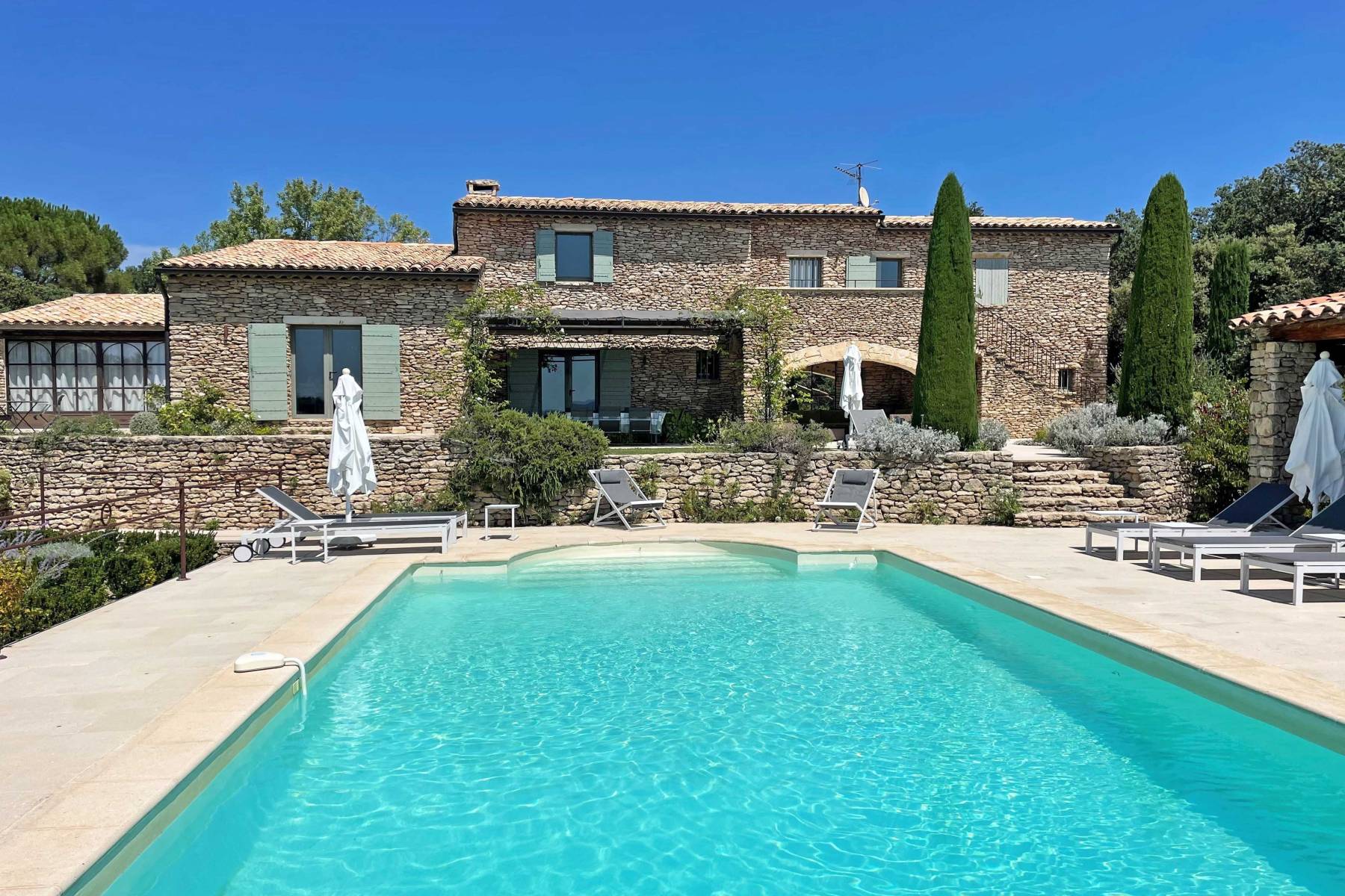Location de prestige à Gordes, maison en pierres avec piscine, tennis et vue splendide sur le Luberon   