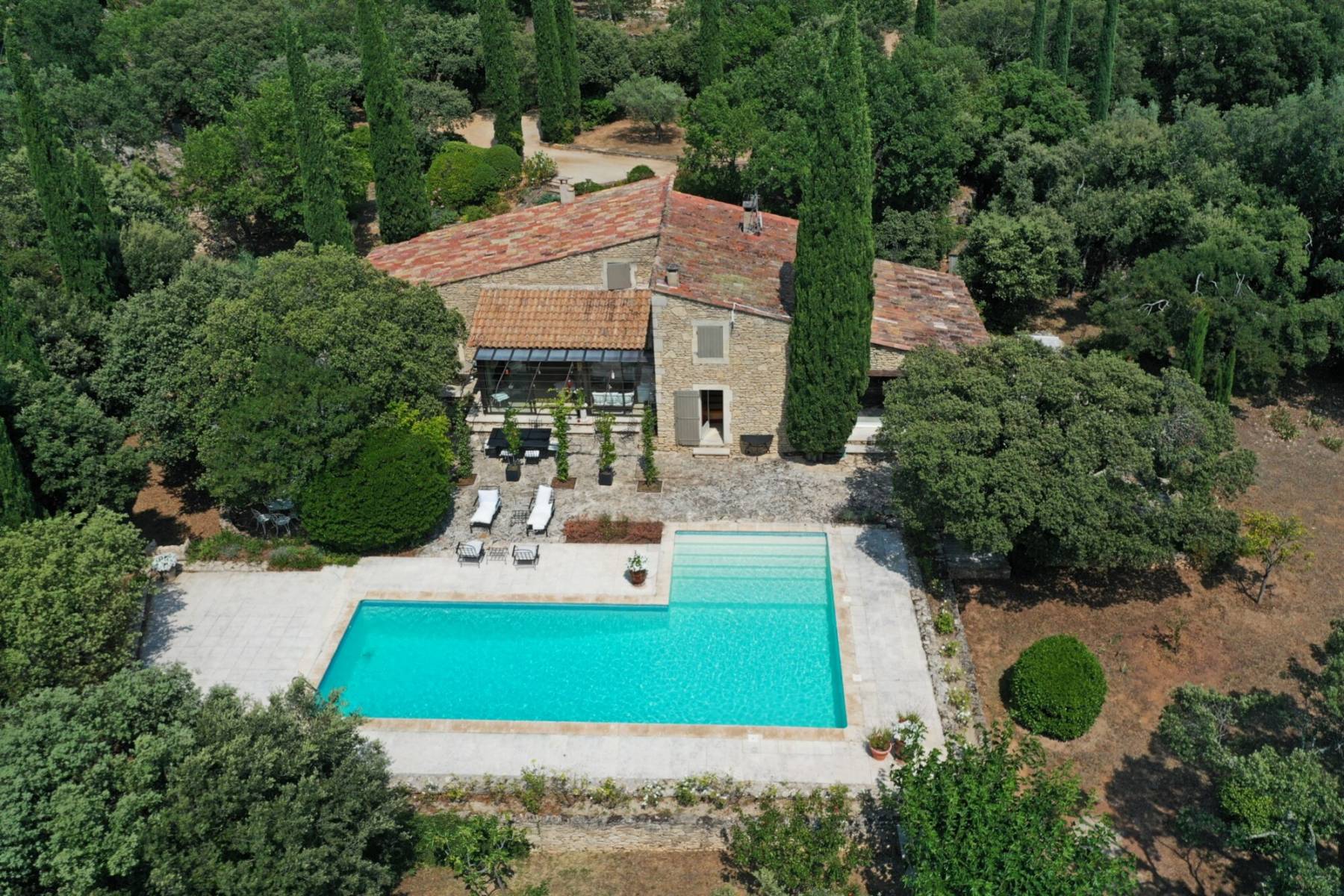 Location maison Provençale en pierres à Gordes avec immense piscine pour des vacances authentiques   