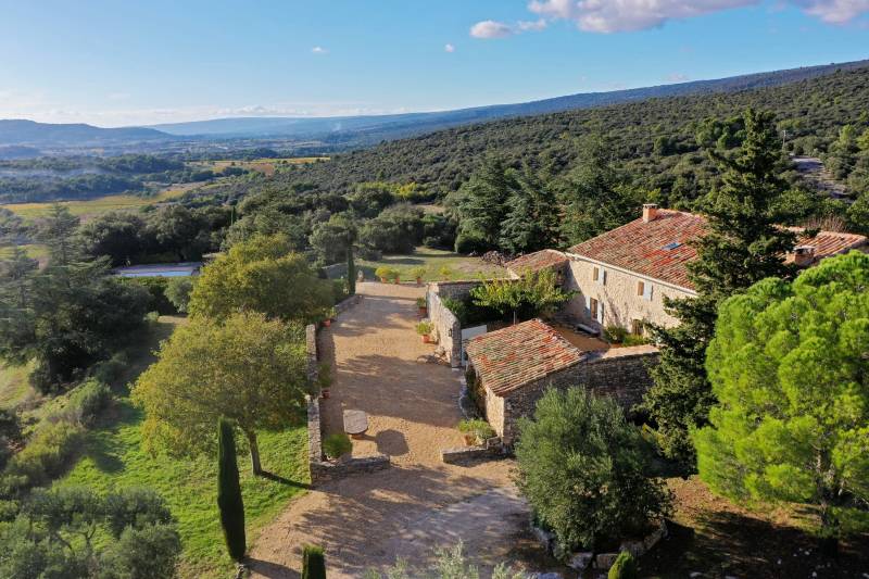 Location de vacances à Rustrel : authentique bergerie rénovée, en pleine nature avec grande piscine et vue sur les ocres du Colorado Provençal.