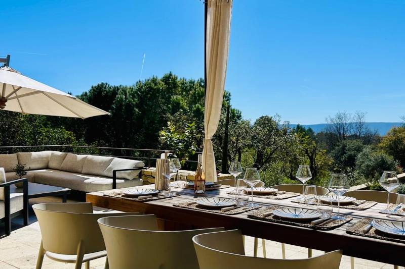 À louer à quelques minutes à pied du centre de Gordes maison en pierre de cinq chambres avec Bastidon, piscine et vue.