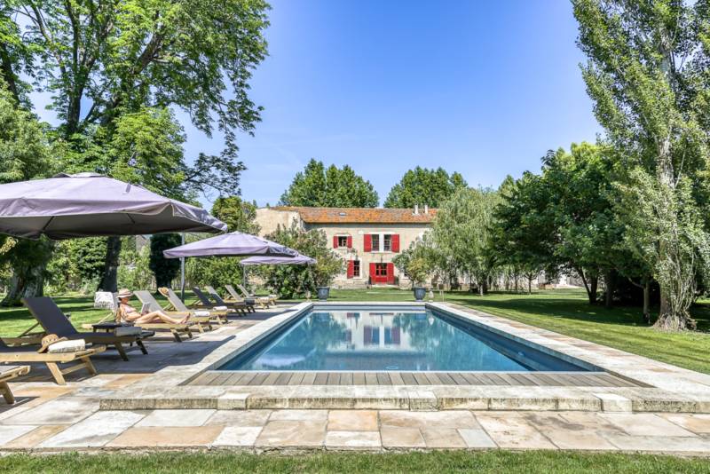 À louer proche de l’Isle sur la Sorgue, Mas superbement rénové avec prestations haut de gamme, 11 chambres, piscine et en bord de Sorgue.